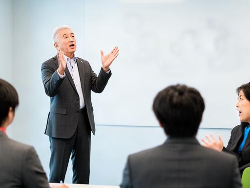 研修室で発声と間の取り方を指導する元テレビアナウンサーの講師